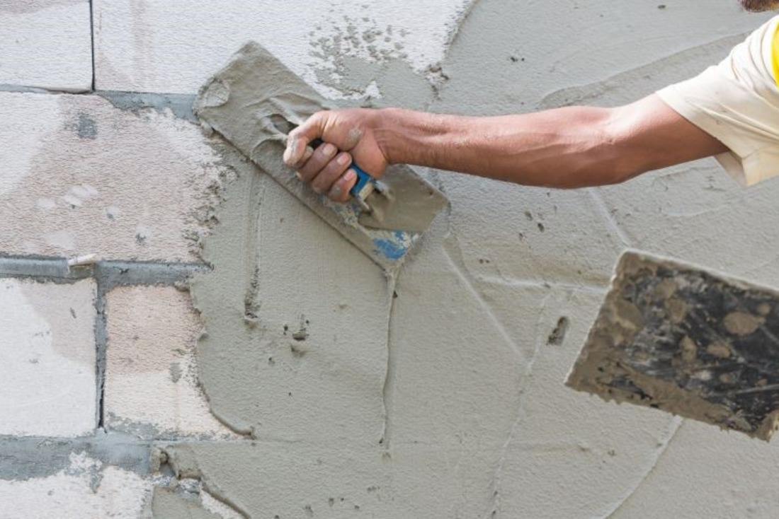 Як правильно штукатурити газобетон зовні будинку: технологія нанесення 